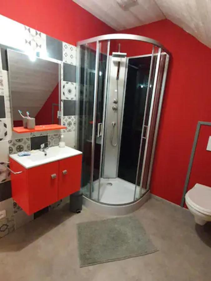 Chambre et salle de bain privative dans maison à la campagne Serley Esterno foto