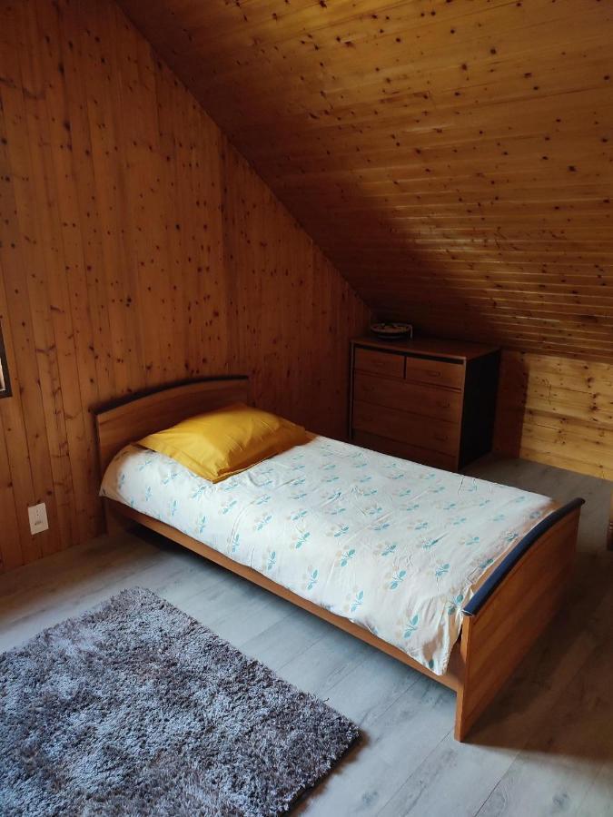 Chambre et salle de bain privative dans maison à la campagne Serley Esterno foto
