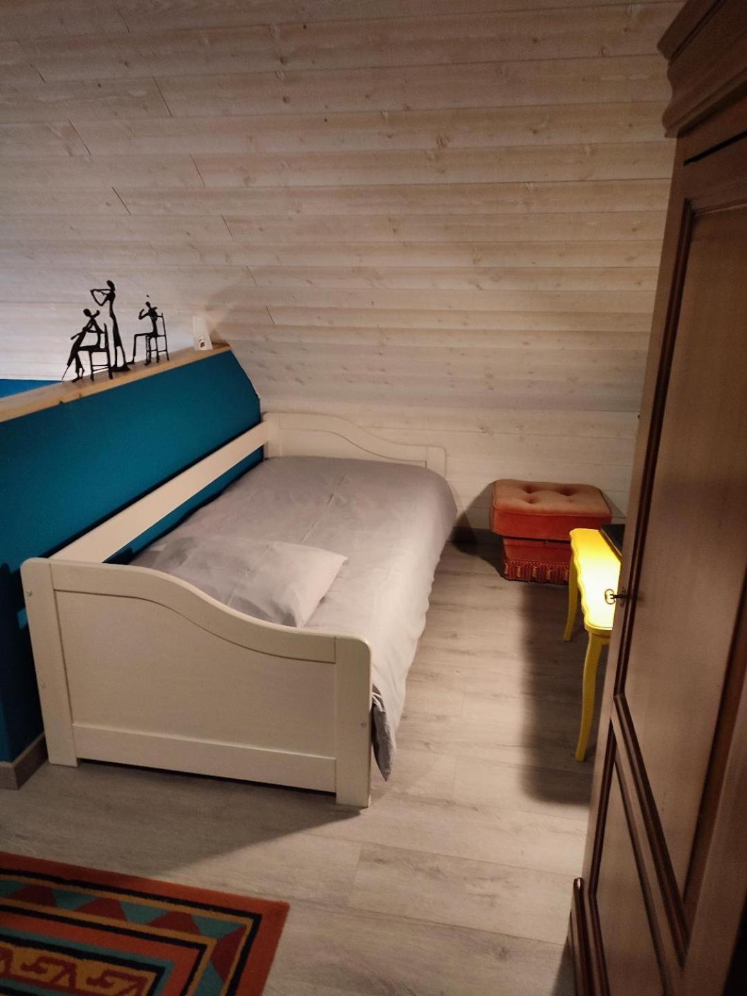 Chambre et salle de bain privative dans maison à la campagne Serley Esterno foto
