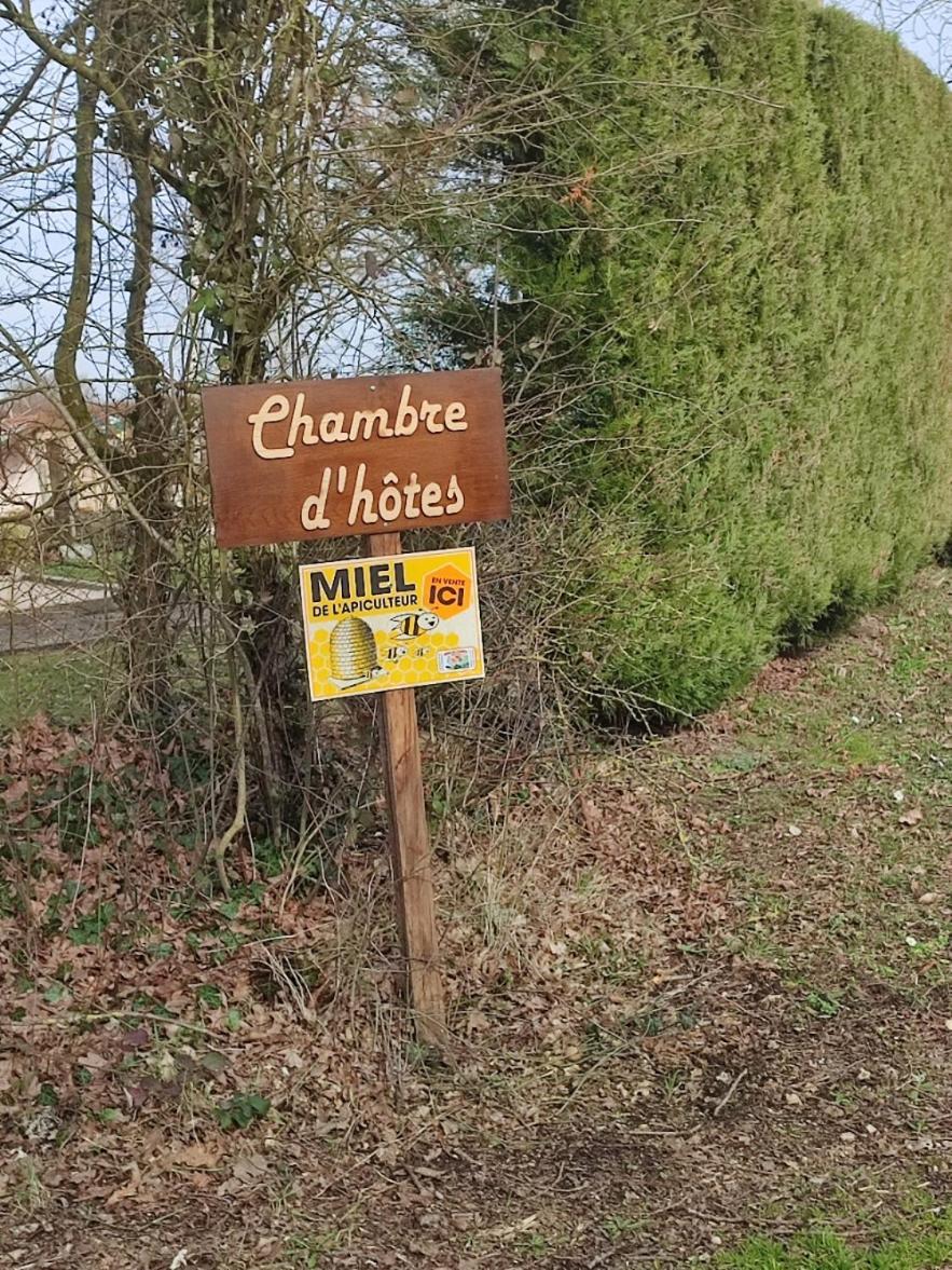 Chambre et salle de bain privative dans maison à la campagne Serley Esterno foto